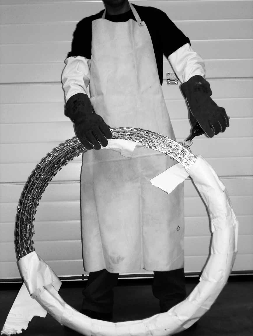 190145 APRON FOR RAZOR WIRE, INSTALLATION